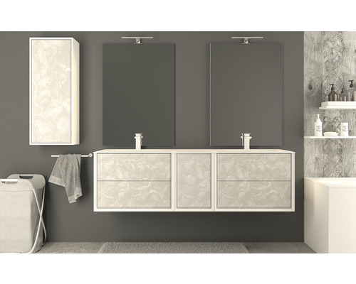 Salle de bain moderne avec meuble sous-lavabo, miroirs et porte-serviettes