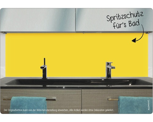 Gelber Spritzschutz hinter einem Waschbecken im Badezimmer