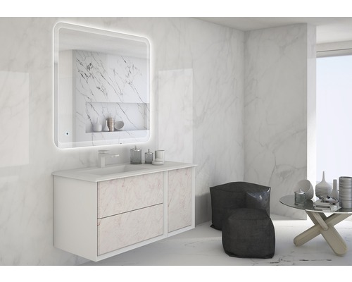 Modernes Badezimmer mit beleuchtetem Spiegel, Waschtisch mit Schubladen und Marmoroptik.