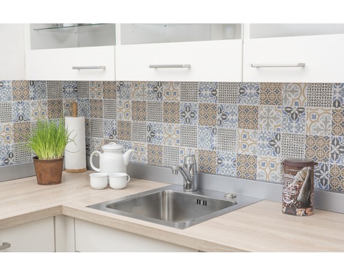 Küchenspüle mit Armatur und dekorativen Fliesen an der Wand