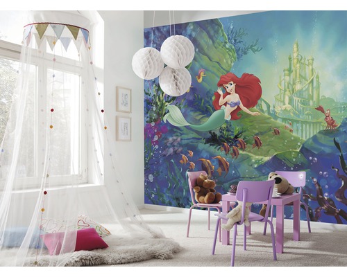 Kinderzimmer mit Wandbild von Arielle, der Meerjungfrau, Spieltisch und Baldachin