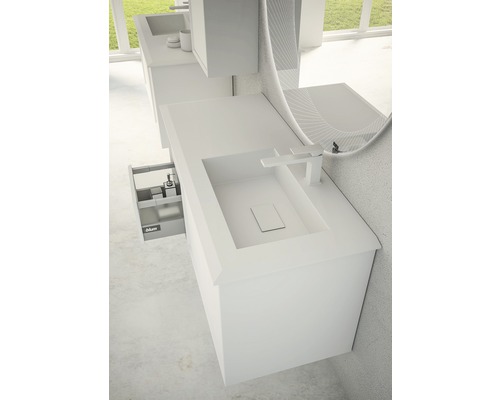 Modernes Badezimmer mit Waschbecken, Unterschrank und Spiegel