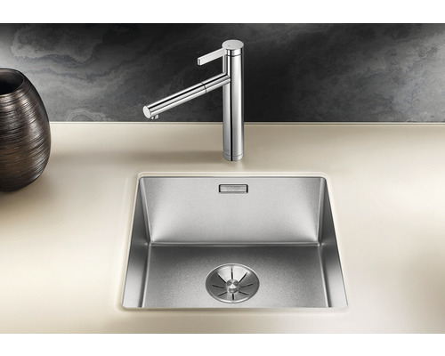 Edelstahlspüle mit Wasserhahn auf einer Arbeitsplatte