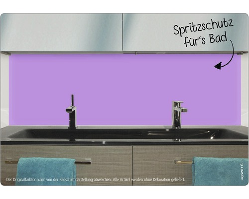 Badezimmer mit Spritzschutzwand hinter dem Waschbecken