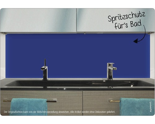 Badezimmerszene mit blauem Spritzschutz hinter Waschbecken