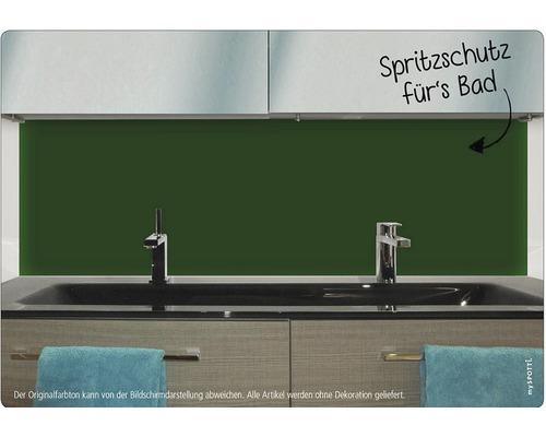 Badezimmer mit dunkelgrünem Spritzschutz, Waschbecken und Armaturen