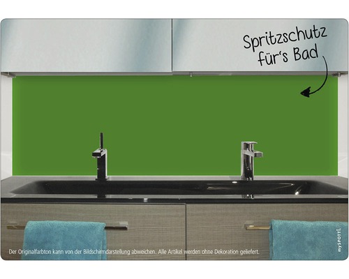 Badezimmer mit Spritzschutz hinter dem Waschbecken