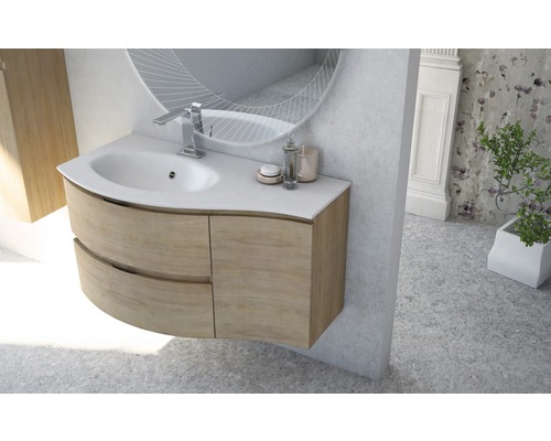 Badezimmer mit Waschtischunterschrank, Waschbecken und Spiegel