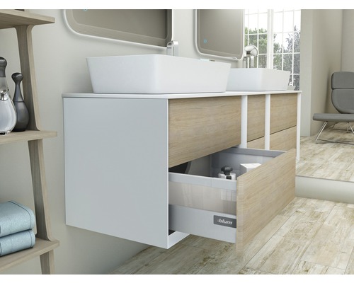 Salle de bains avec meuble-lavabo, vasques à poser et système de tiroirs ouverts.