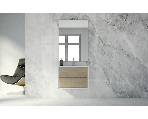 Salle de bain moderne avec meuble-lavabo, miroir et fauteuil