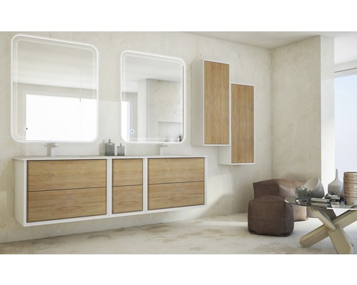 Salle de bain moderne avec meuble-lavabo, miroirs et éléments de rangement