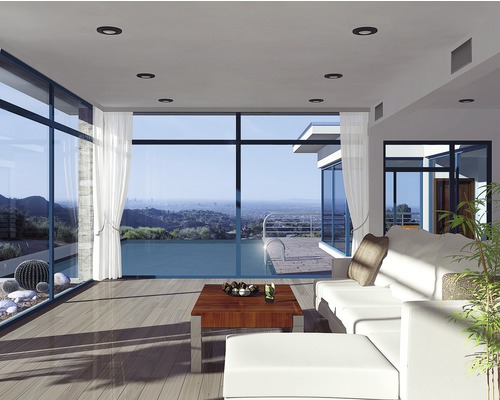 Salon lumineux avec de grandes fenêtres, des plafonniers et un mobilier moderne