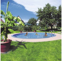 Piscine ronde avec famille dans le jardin