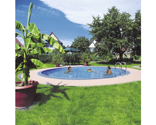 Piscine ronde avec famille dans le jardin