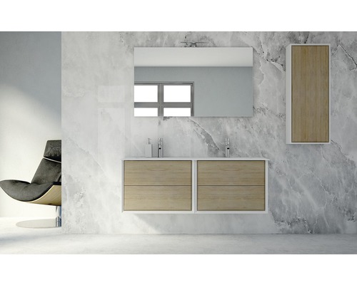 Salle de bains lumineuse avec meuble sous-vasque, miroir et armoire suspendue devant un mur en marbre.