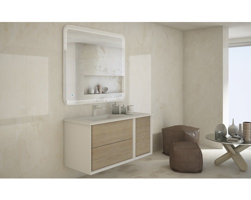 Salle de bains avec meuble-lavabo, miroir, sièges et table d''appoint dans une pièce lumineuse