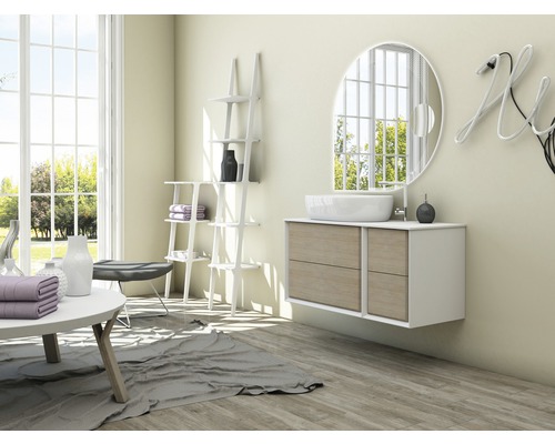 Salle de bain lumineuse avec meuble-lavabo, miroir, étagère et décoration