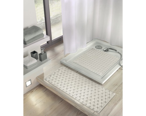 Salle de bains avec receveur de douche, rideau de douche et tapis de bain en plastique