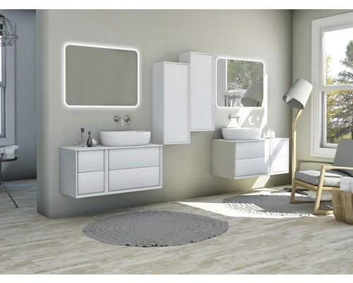 Modernes Badezimmer mit weißen Waschtischen, Spiegeln mit Beleuchtung und passenden Schränken.