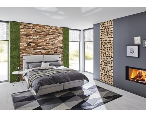 Chambre avec lit double, tapis géométrique, panneau mural en bois et cheminée