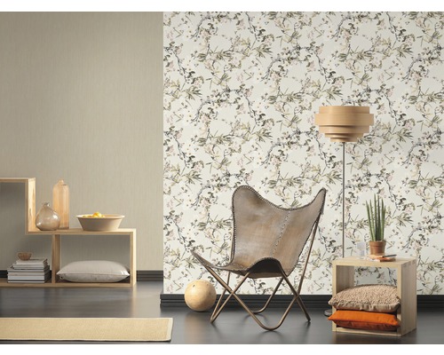 Salon avec papier peint à motifs, fauteuil et étagères en bois