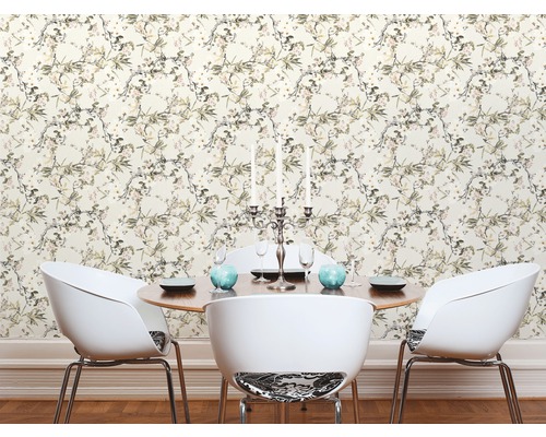 Salle à manger avec table, chaises et papier peint à motifs floraux