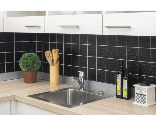 Scène de cuisine avec évier, robinet, plan de travail, ustensiles de cuisine et décoration