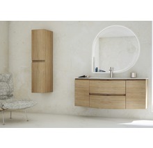 Salle de bains avec meuble sous-vasque, armoire de toilette et armoire haute en bois