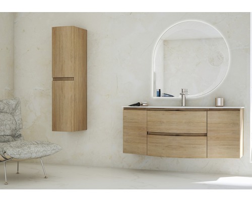Salle de bains avec meuble sous-vasque, armoire de toilette et armoire haute en bois