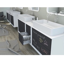 Salle de bains avec lavabo sur meuble bas avec surface tableau noir