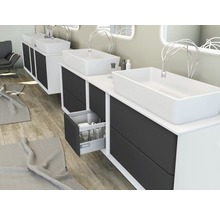 Salle de bains avec lavabos, meubles bas et élément de tiroir ouvert.