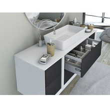 Salle de bain moderne avec lavabo, meuble sous-vasque avec tiroirs et miroir