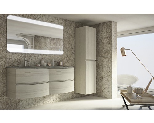 Badezimmer mit Waschtischunterschrank, Spiegelschrank und Hochschrank