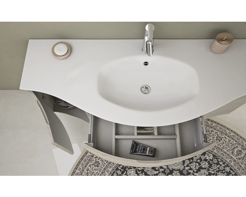 Badezimmerwaschtisch mit Waschbecken, Armatur, geöffneter Schublade und Badaccessoires