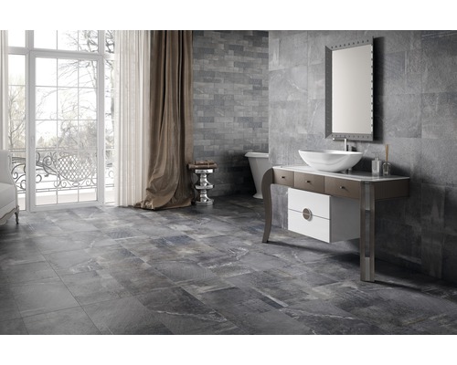 Modernes Badezimmer mit grauen Wand- und Bodenfliesen, Waschtisch und Fenster