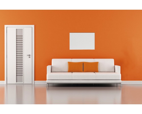 Heller Raum mit Tür, Couch und Bild