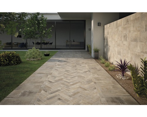 Extérieur avec carrelage au sol et carrelage mural dans un design moderne
