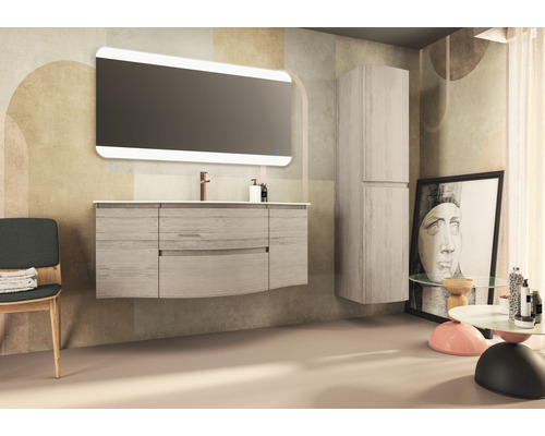 Salle de bain lumineuse avec meuble-lavabo, miroir avec éclairage et armoire haute