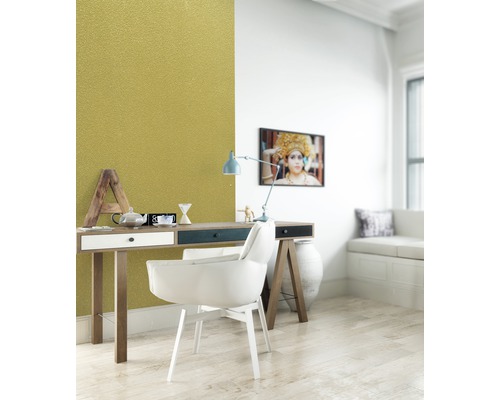 Helles Arbeitszimmer mit Schreibtisch, Bürostuhl und goldenem Wandbereich