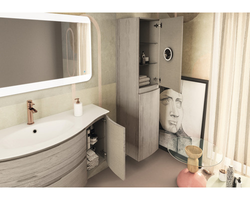 Intérieur de salle de bains avec lavabo, armoire de toilette et armoire haute