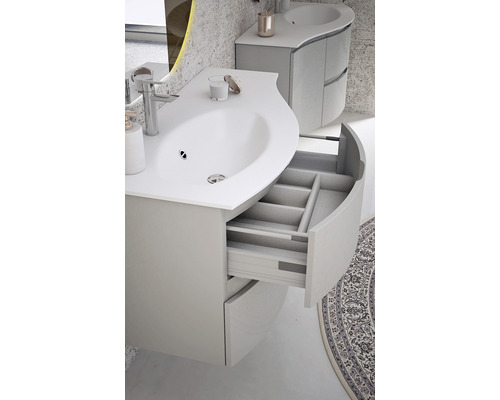 Modernes Badezimmer mit Waschbeckenunterschrank, offenem Schubfach und rundem Teppich