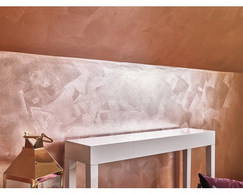 Wandgestaltung mit metallischer Effektfarbe und weißem Konsolentisch