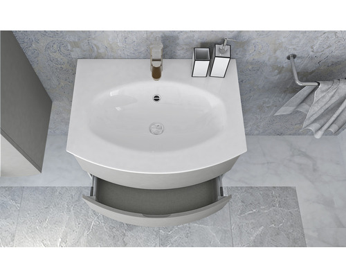 Waschtisch mit offenem Schubladenauszug, Armatur und Badaccessoires im Badezimmer