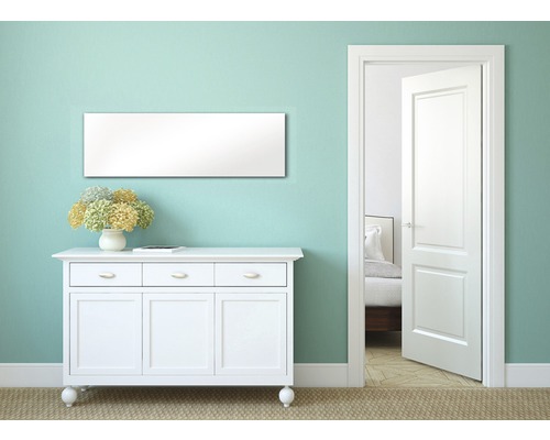 Pièce lumineuse avec commode, miroir et porte ouverte