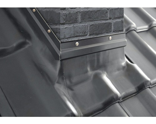 Anschlussmanschette an einem Schornstein auf einem Dach.