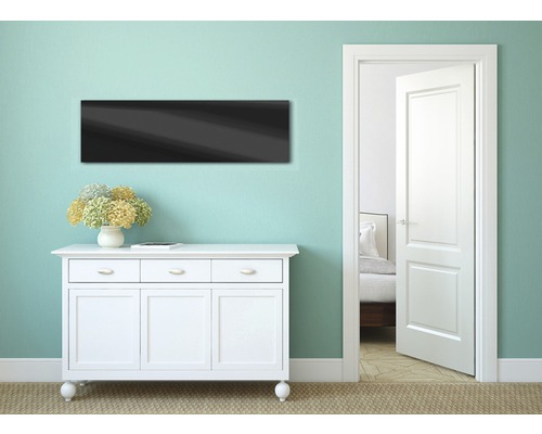 Pièce lumineuse avec commode, décoration et porte ouverte