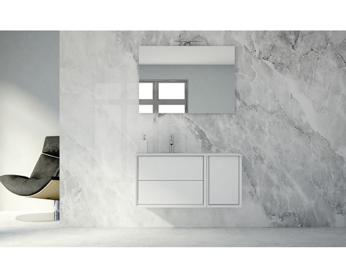 Salle de bain lumineuse avec meuble sous-vasque blanc, miroir et fauteuil