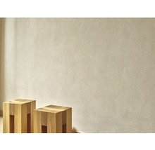 Deux tabourets en bois devant un mur
