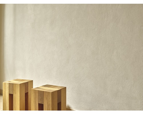 Deux tabourets en bois devant un mur