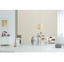 Pièce lumineuse avec table à manger, chaises, commode et décorations pour une ambiance élégante.